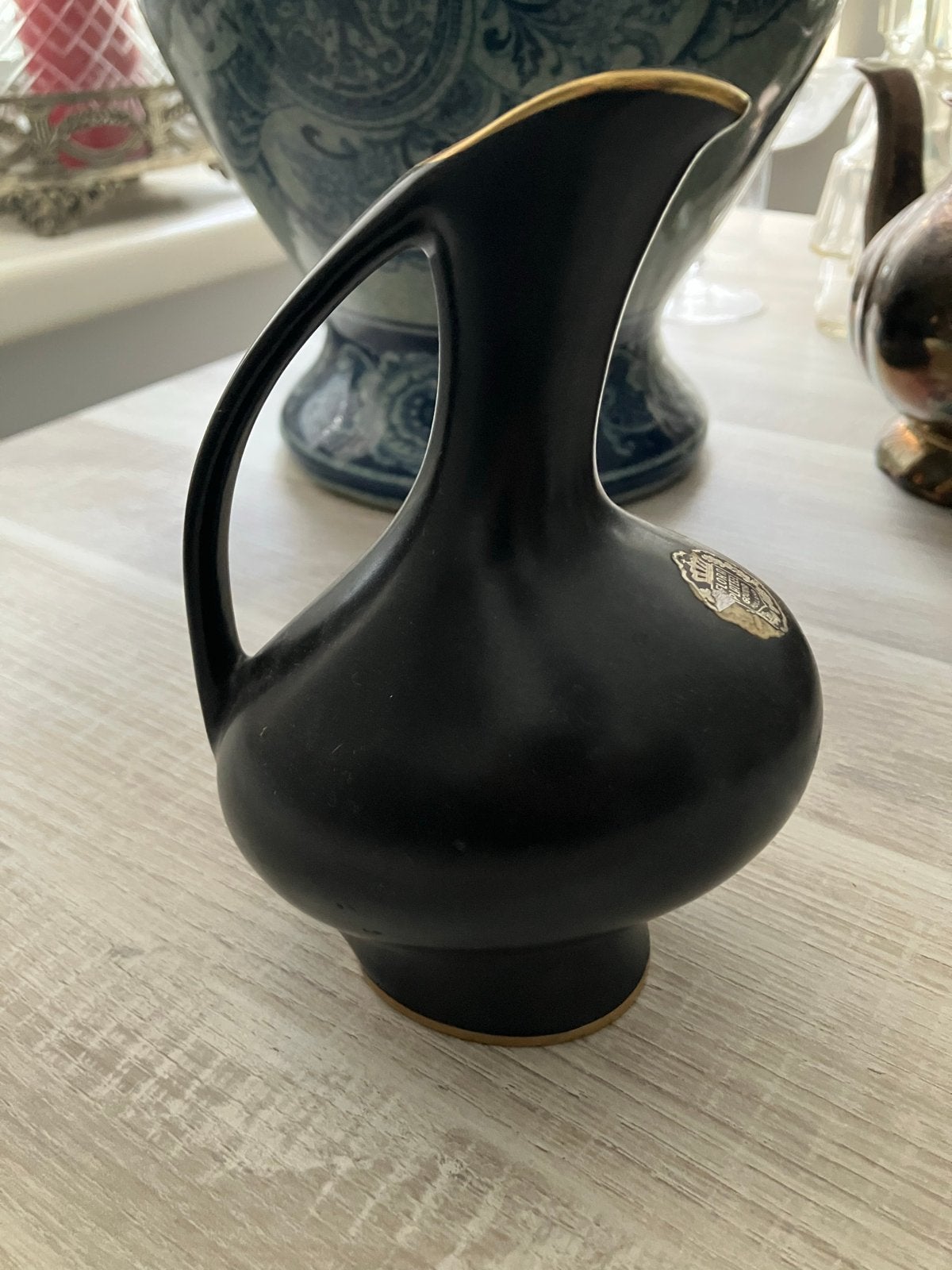 Vintage Flora Plateel Gouda Holland vaasje, zwart met goud, Ophalen of Verzenden