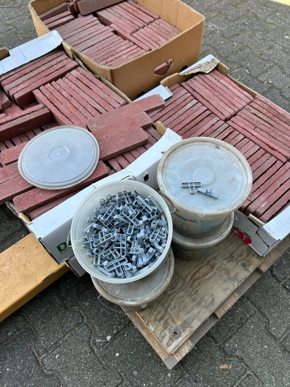 3 á 4 honderd mooie rode steenstrips + kruisjes, Ophalen, Zo goed als nieuw, Bakstenen