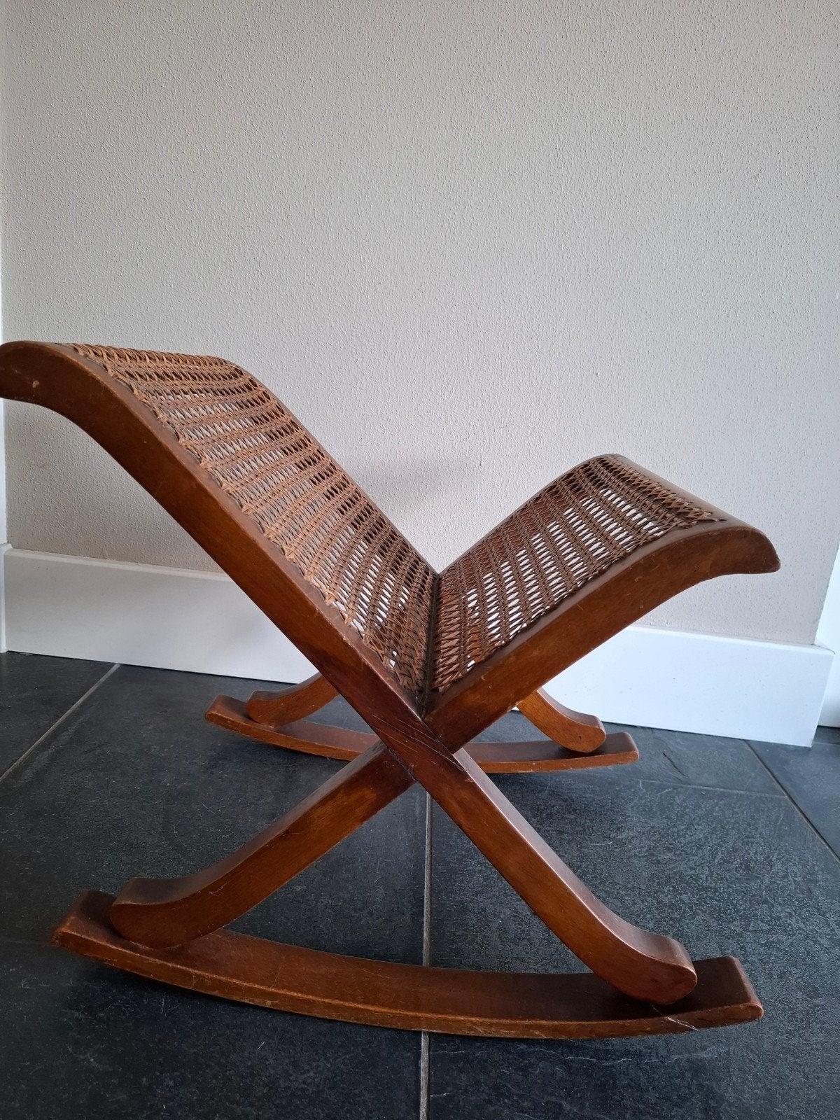 Vintage schommel voetenbankje met rieten zitting, Ophalen of Verzenden