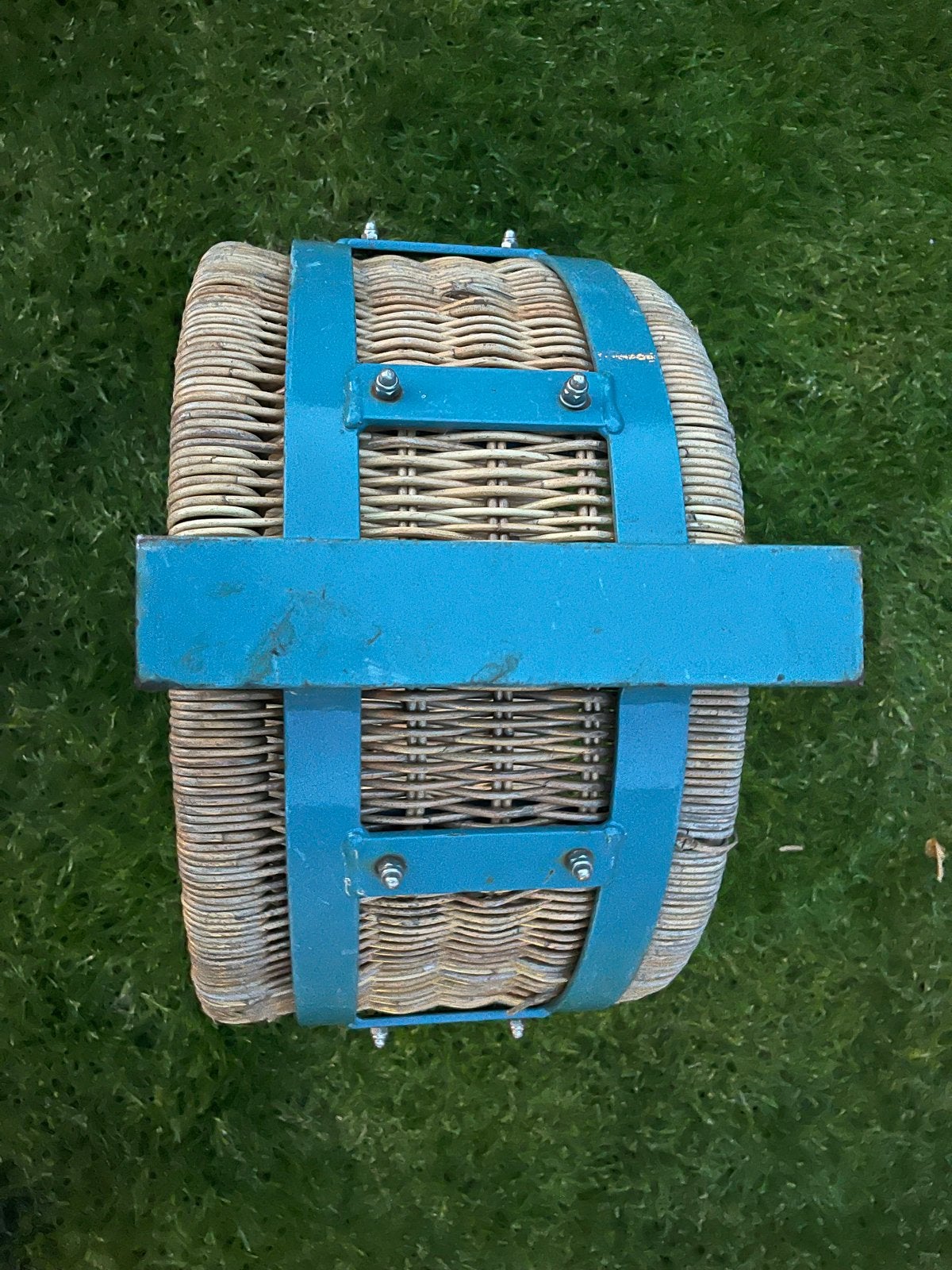 Vintage rieten fietsmand met blauwe metalen beugel, Ophalen of Verzenden, Gebruikt, Korf of Paal