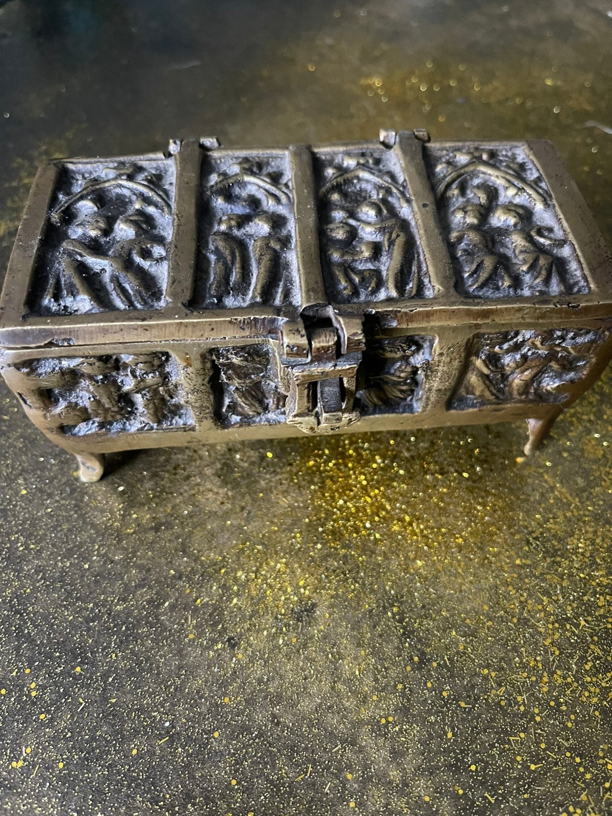 Antiek bronzen kistje, Ophalen