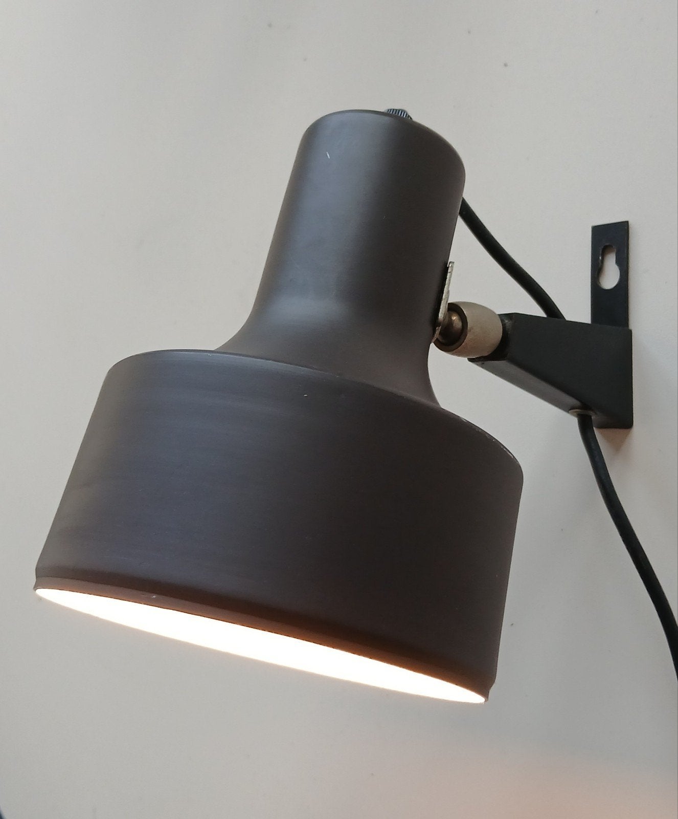 Vintage, jaren 70, metalen wandlamp/wandspot,mat bruin,Anvia, Huis en Inrichting, Lampen | Wandlampen, Gebruikt, Metaal, Wandlamp