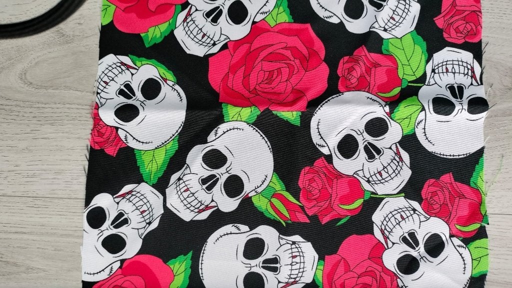 Lap rest stof met skulls print, Hobby en Vrije tijd, Stoffen en Lappen, Gebruikt, Verzenden, Polyester, Minder dan 30 cm