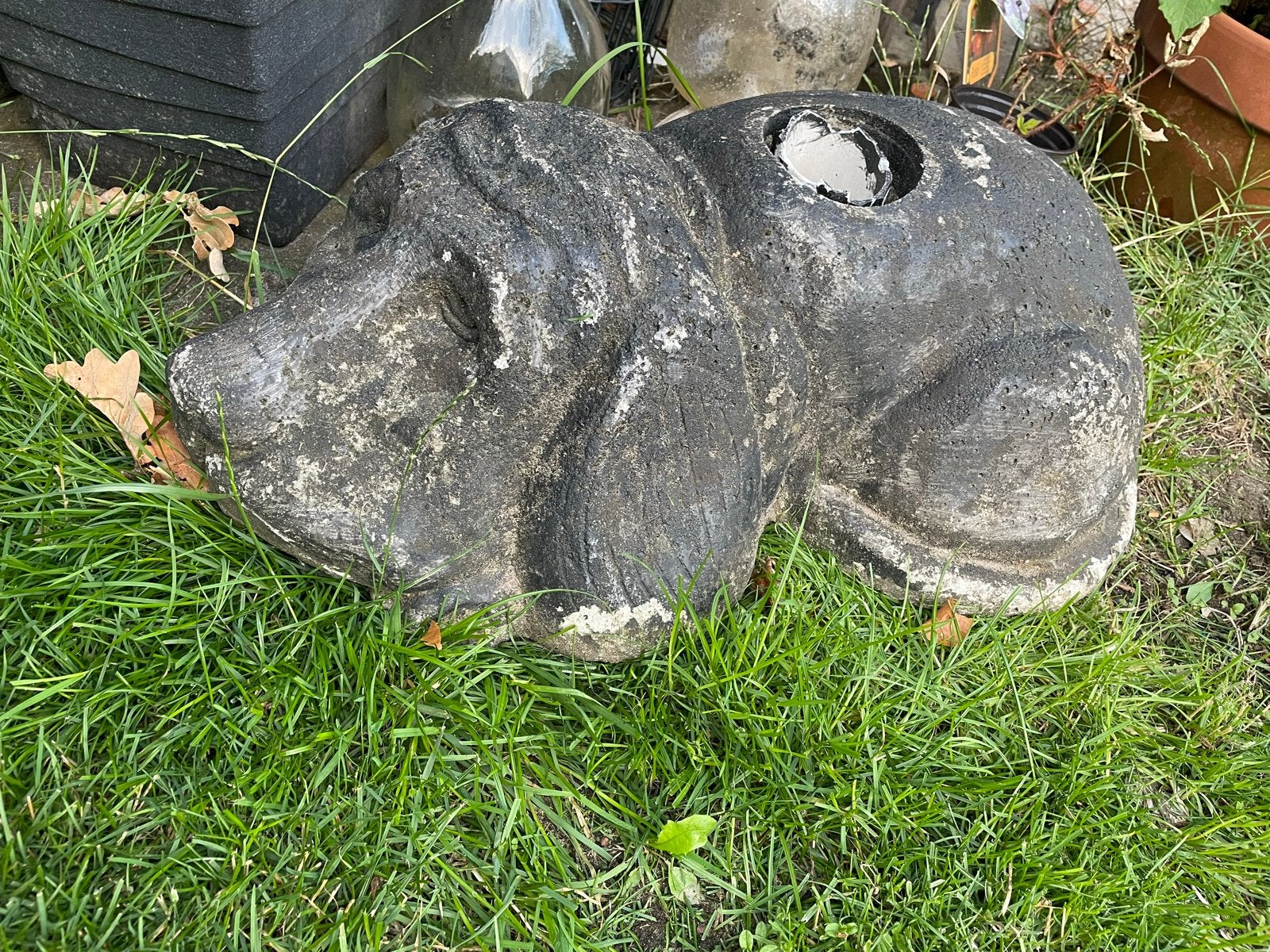 Zware betonnen parasolvoet in de vorm van een hond, Tuin en Terras, Ophalen, Gebruikt, Beton, Dierenbeeld