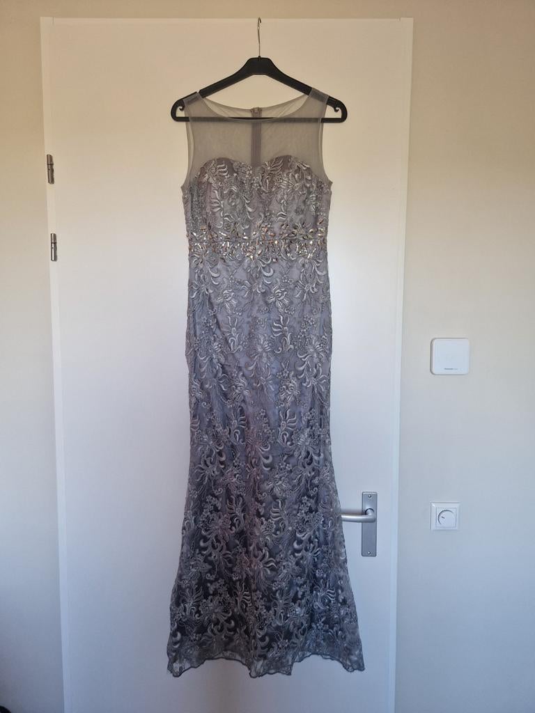 Elegante grijze galajurk met borduursels en diamantjes., Kleding | Dames, Galajurk, Ophalen of Verzenden, Maat 36 (S), Grijs