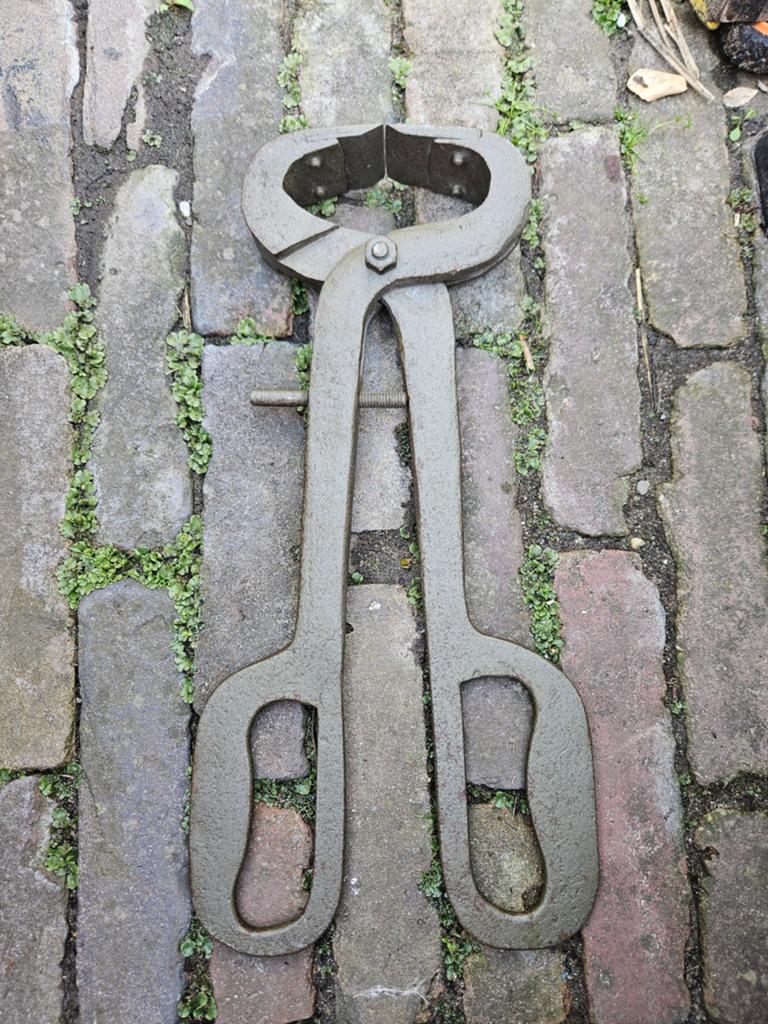Grote antieke smeedijzeren tang, Ophalen of Verzenden
