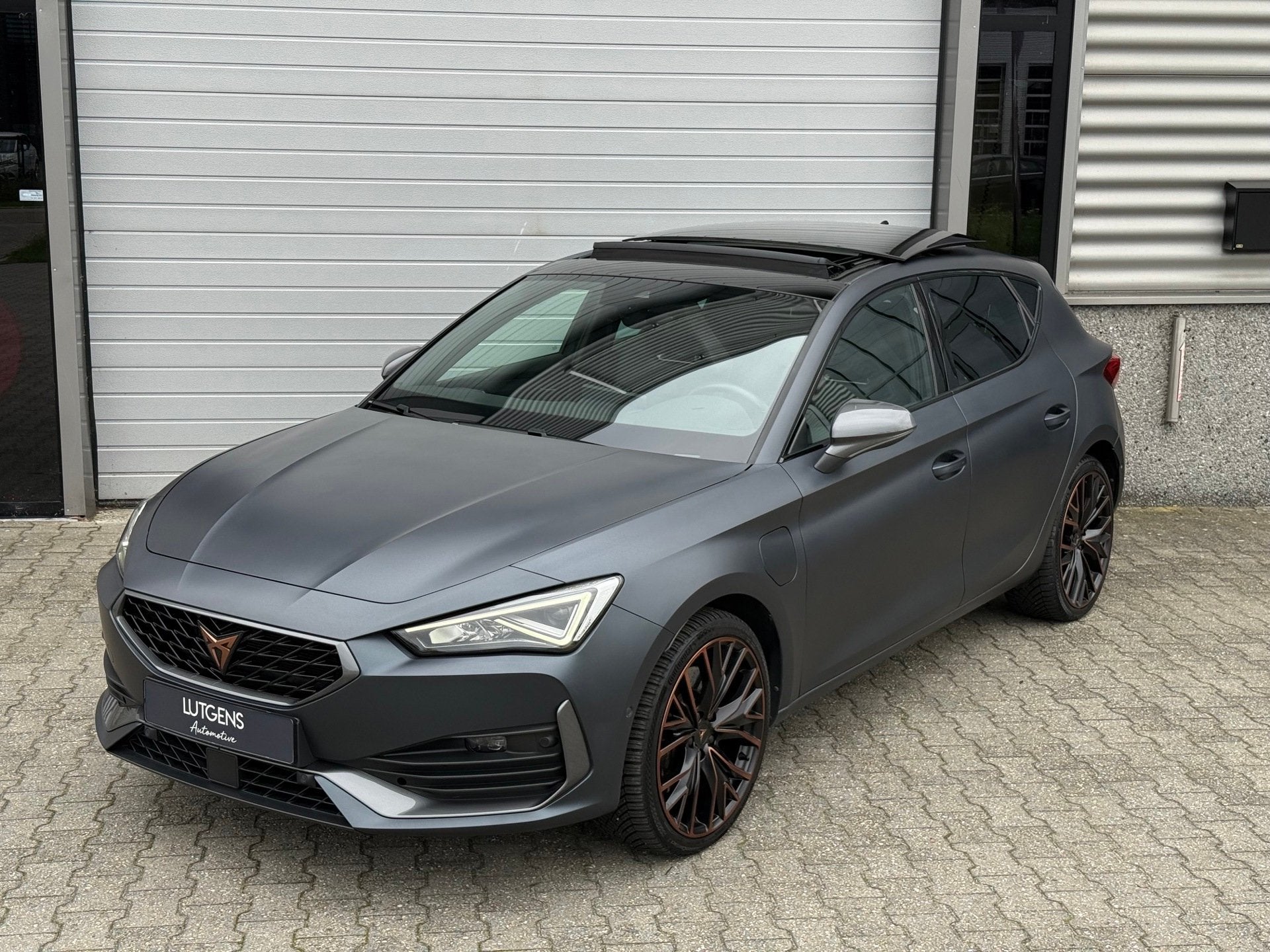 CUPRA Leon 1.4 e-Hybrid VZ Copper Pano 245PK 19 Inch MAT, Auto's, Dealer onderhouden, 77 km/l, Gebruikt, Zwart
