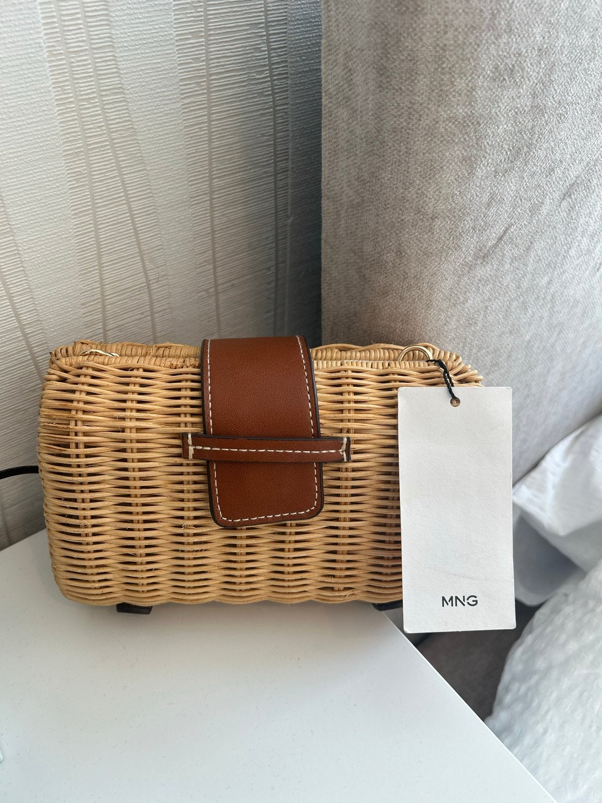 MNG rieten tasje met bruine leren flap en gouden ketting, Ophalen of Verzenden, Nieuw, Bruin, Avondtasje