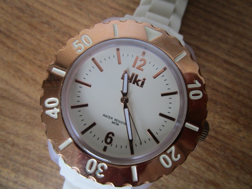 Nr.5: Nieuw! Horloge ikki wit/roomkleur met Rose-goud kleur, Sieraden, Tassen en Uiterlijk, Horloges | Dames, Overige merken, Overige materialen