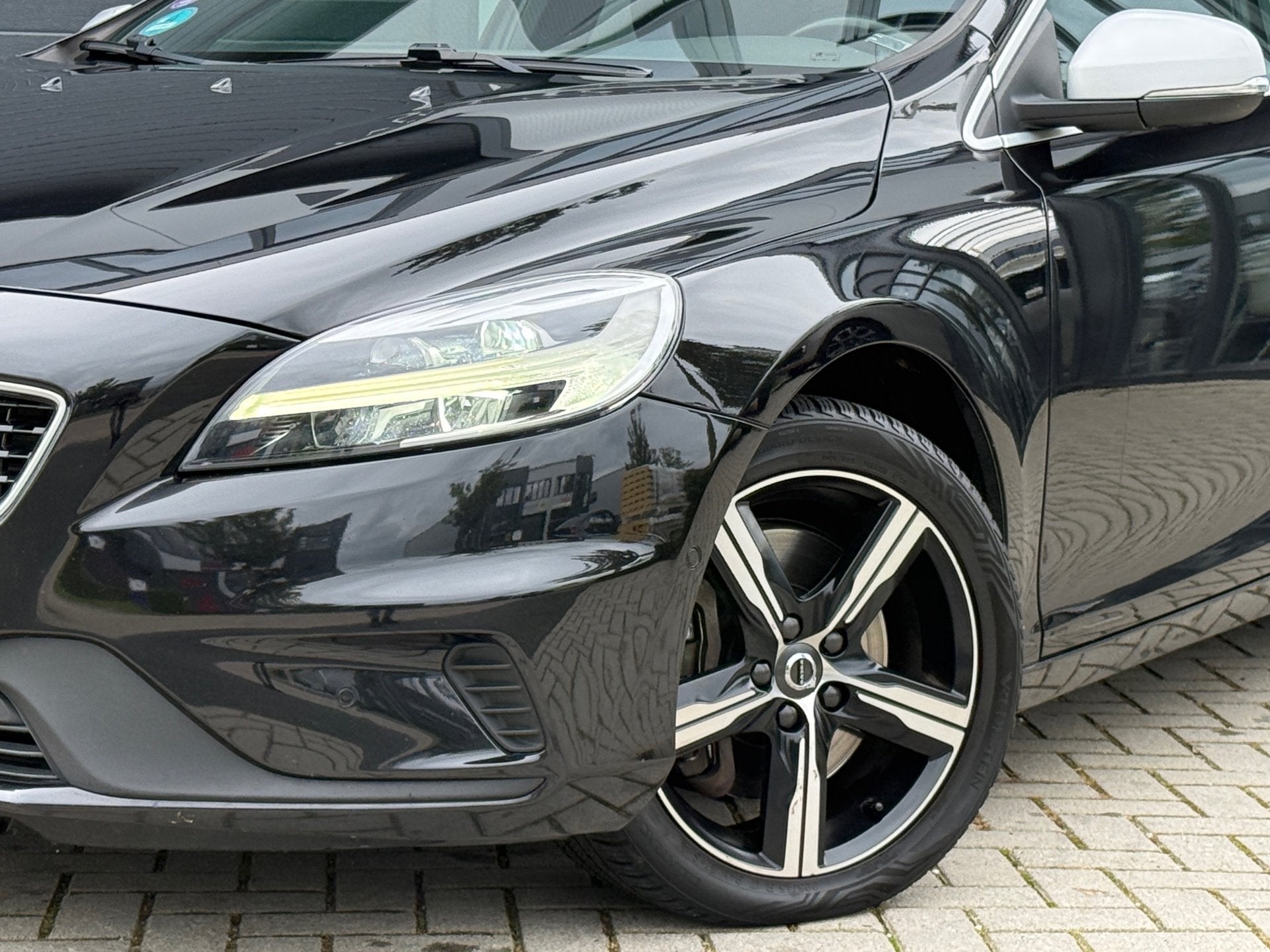 Volvo V40 1.5 T3 Polar+ Sport R-DESIGN ! AUTOMAAT / Trekhaak, Auto's, Euro 6, 4 cilinders, 700 kg, Zwart