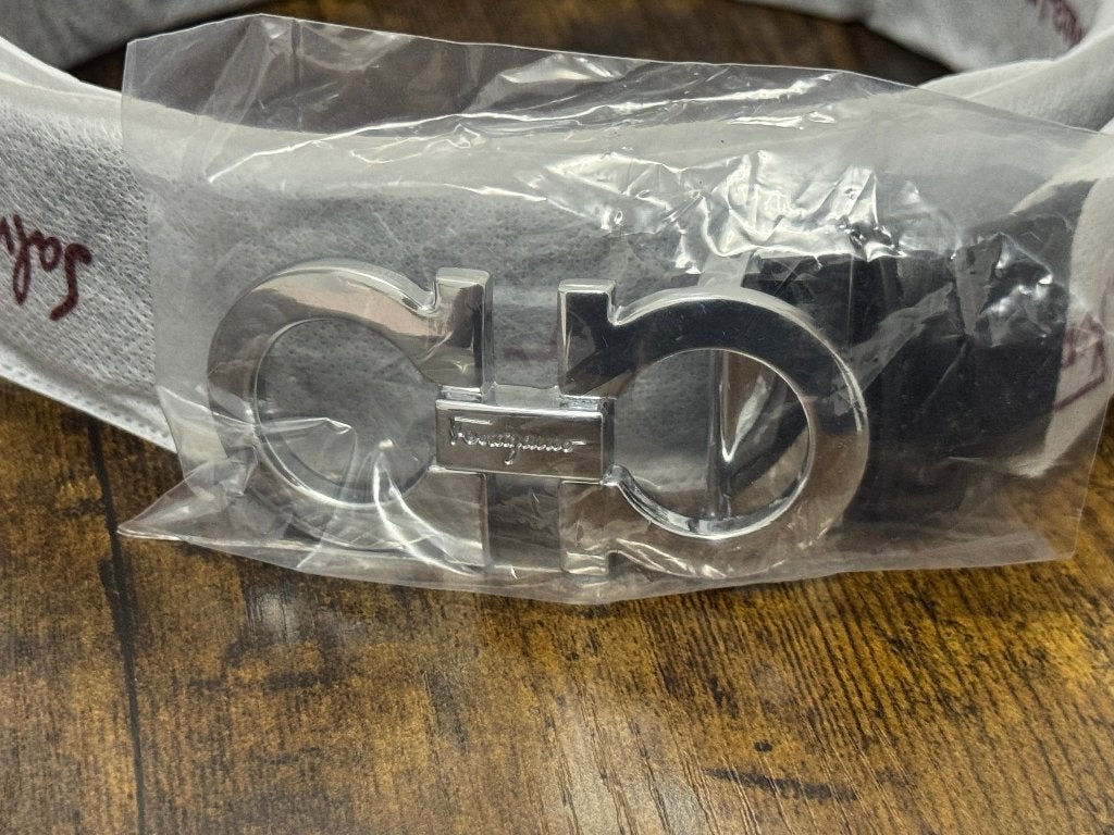 Salvatore Ferragamo Riem Zwart – Grijze Logo Gesp – Luxe, Salvatore Ferragamo, Nieuw, Ophalen of Verzenden, 115 cm of meer
