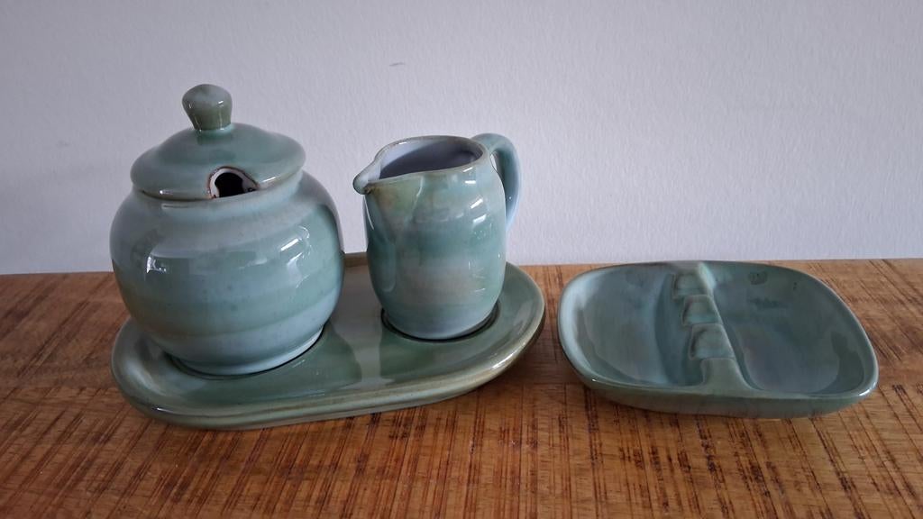 Landelijk roomstel en asbak € 5, Huis en Inrichting, Keuken | Servies, Zo goed als nieuw, Overige typen, Effen, Aardewerk, Ophalen of Verzenden