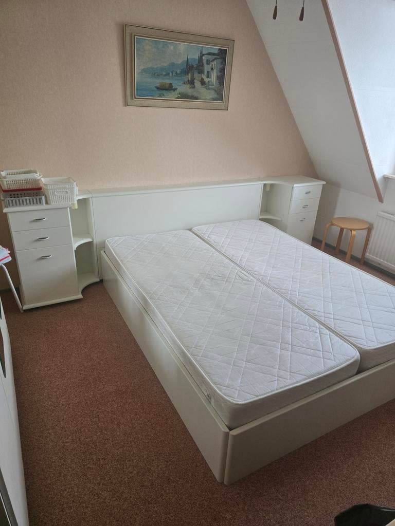 Tweepersoonsbed met nachtkastjes en opbergruimte, Ophalen, Modern en functioneel, Gebruikt, Wit