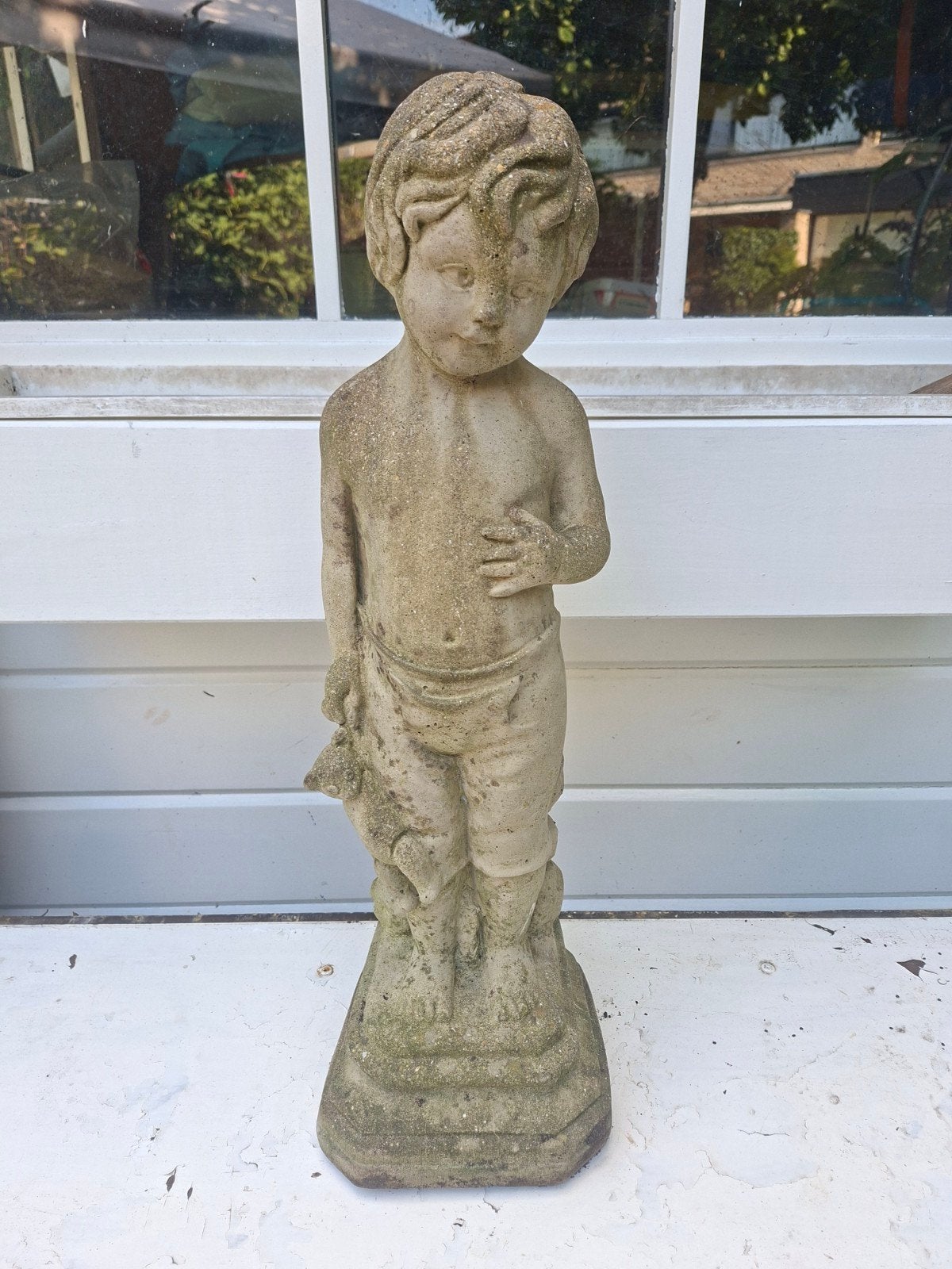Tuinbeeld jongetje met knuffelbeertje - 57 cm hoog, Ophalen, Gebruikt, Beton, Mensenbeeld
