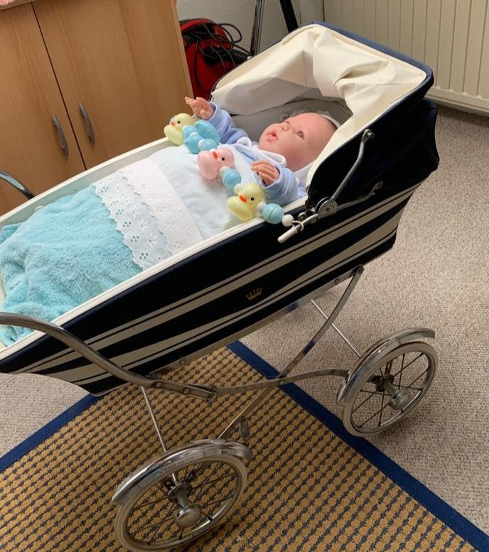 Vintage Jaren '50 Poppenwagen met Babypop, Ophalen of Verzenden, Gebruikt, Babypop