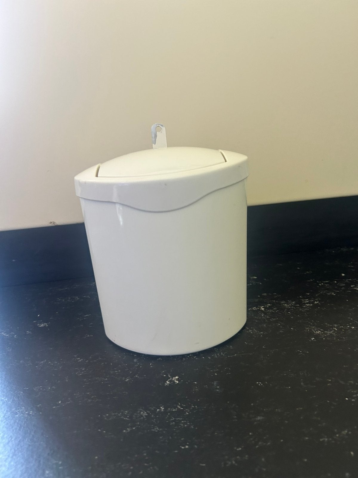 Kleine witte prullenbak met ophangbeugel, Kunststof, Ophalen of Verzenden, Zo goed als nieuw, Minder dan 10 liter