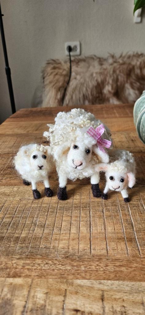 Moeder schaap met lammetjes van wol handmade, Hobby en Vrije tijd, Vilt, Ophalen of Verzenden, Nieuw, Figuurtje(s)
