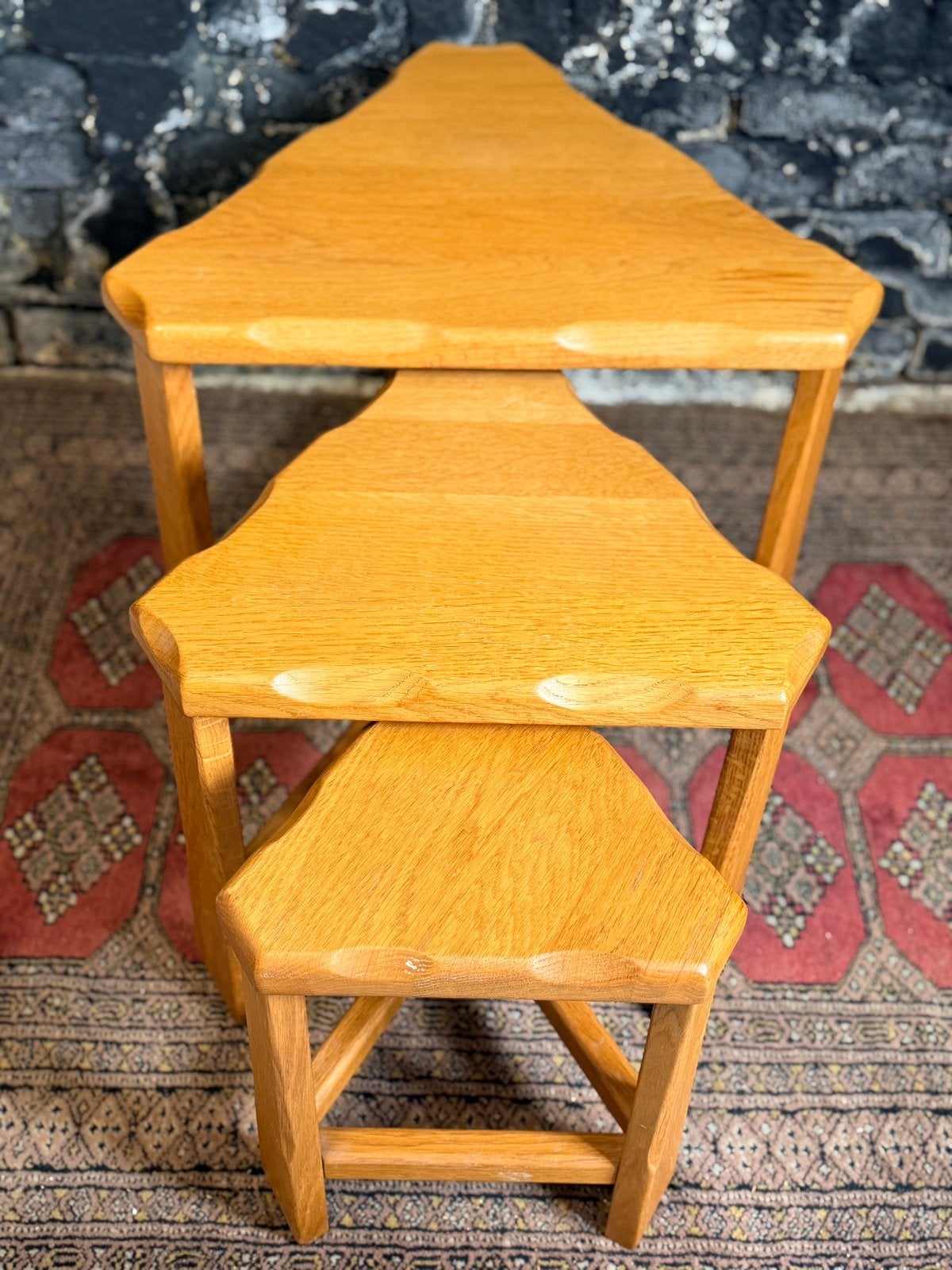 Vintage 70’s set 3 bijzettafels nesting tables brutalist, Gebruikt, Overige vormen, Vintage jaren 70 brutalist, Hout