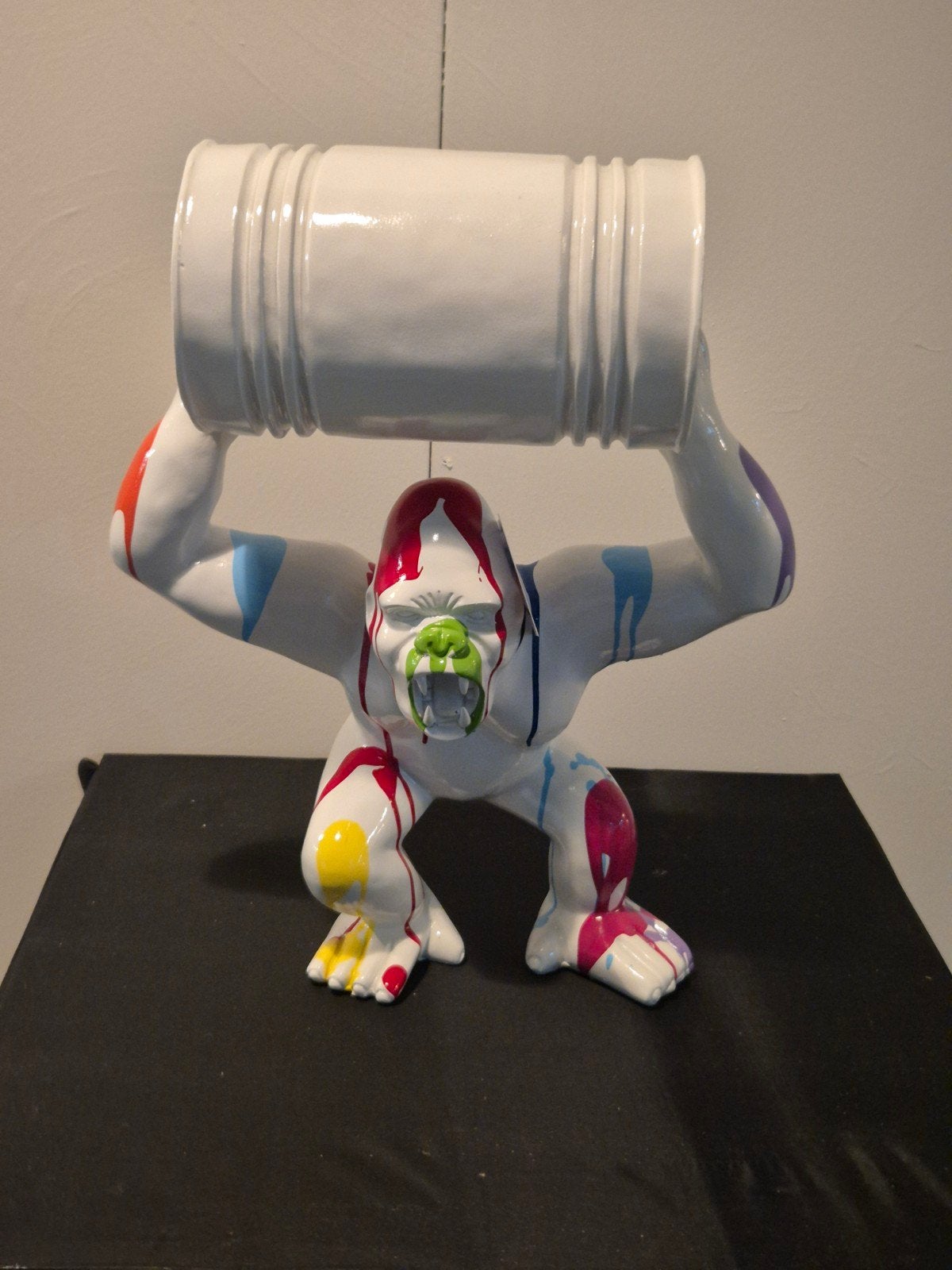 Polyester Aap Beeld met Verfspatten - 40cm, Antiek en Kunst, Kunststof, Ophalen of Verzenden, Zoogdier, 20 - 50 cm