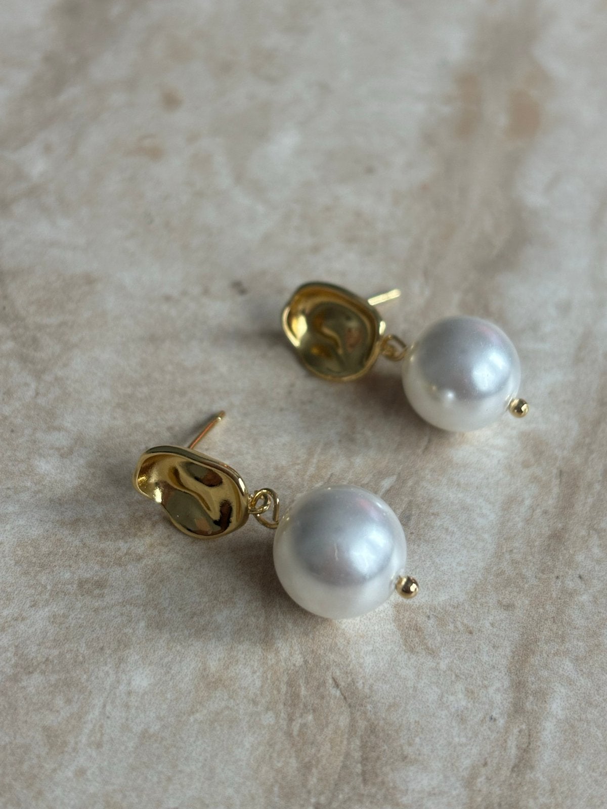 Elegante Gouden Oorbellen met Witte Parels, Overige materialen, Verzenden, Nieuw, Knopjes of Stekers