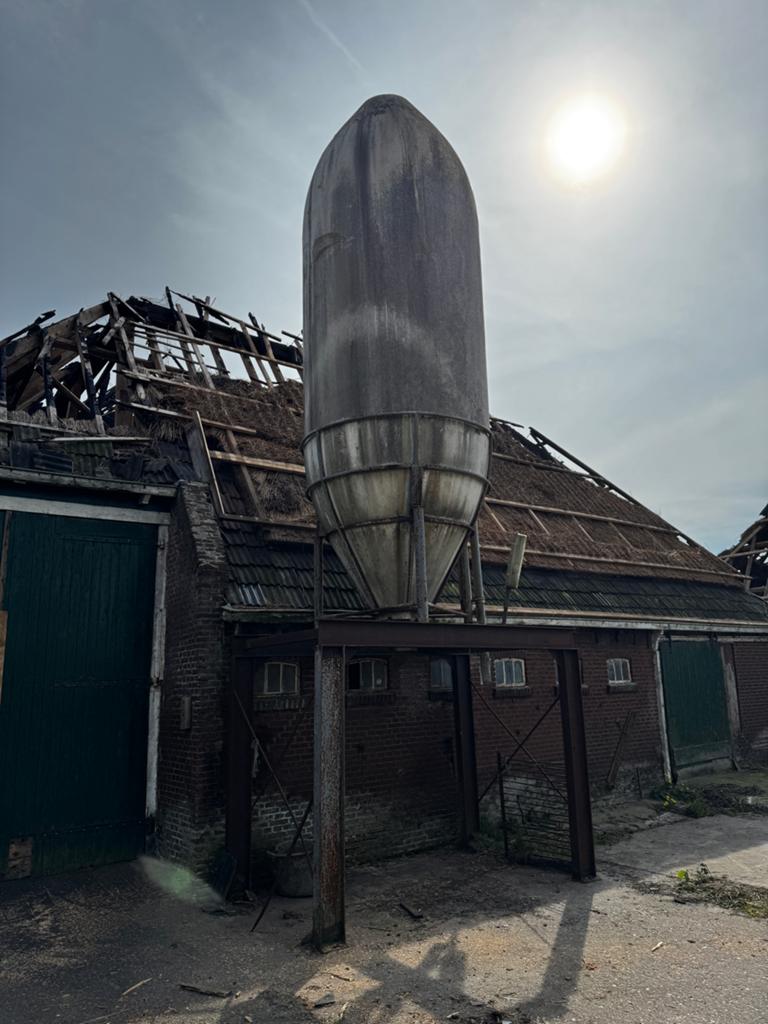 Silo voor opslag van veevoer / graan met metalen onderstel, Ophalen, Vee