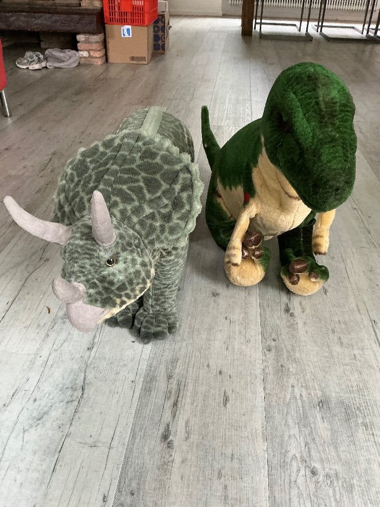 Twee grote dinoknuffels (1 m.), t-rex en triceratops, Kinderen en Baby's, Speelgoed | Knuffels en Pluche, Ophalen, Gebruikt, Dinosaurus