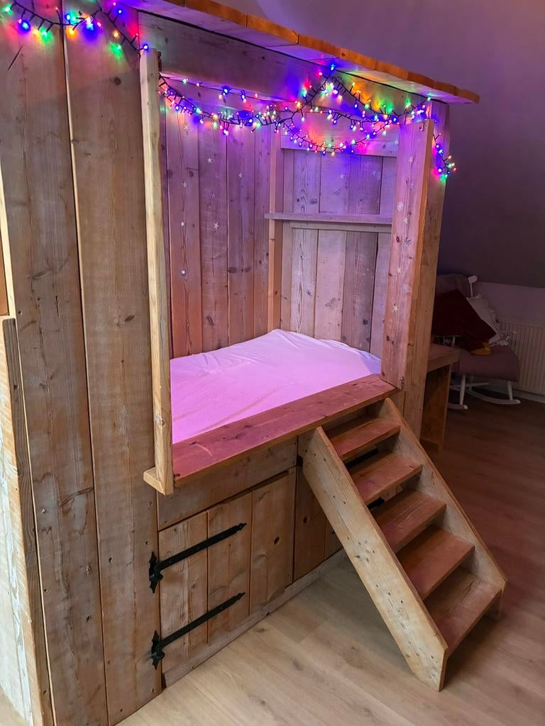 Prachtig kinderbed huisje met trappetje en opbergruimte, Kinderen en Baby's, Kinderkamer | Stapelbedden en Hoogslapers, Ophalen