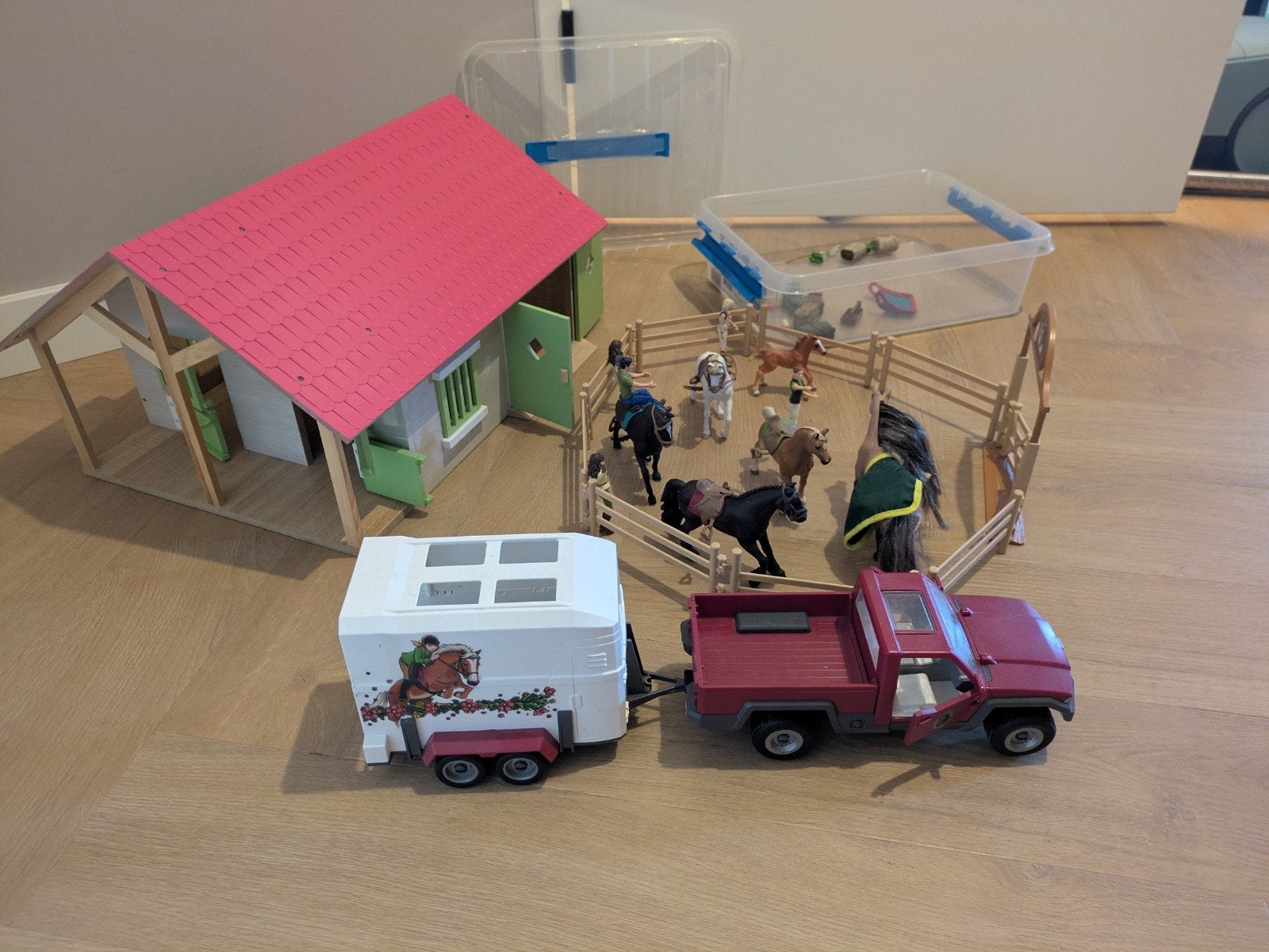 Schleich paardenset: houten manege, paarden, auto & trailer, Ophalen of Verzenden, Zo goed als nieuw
