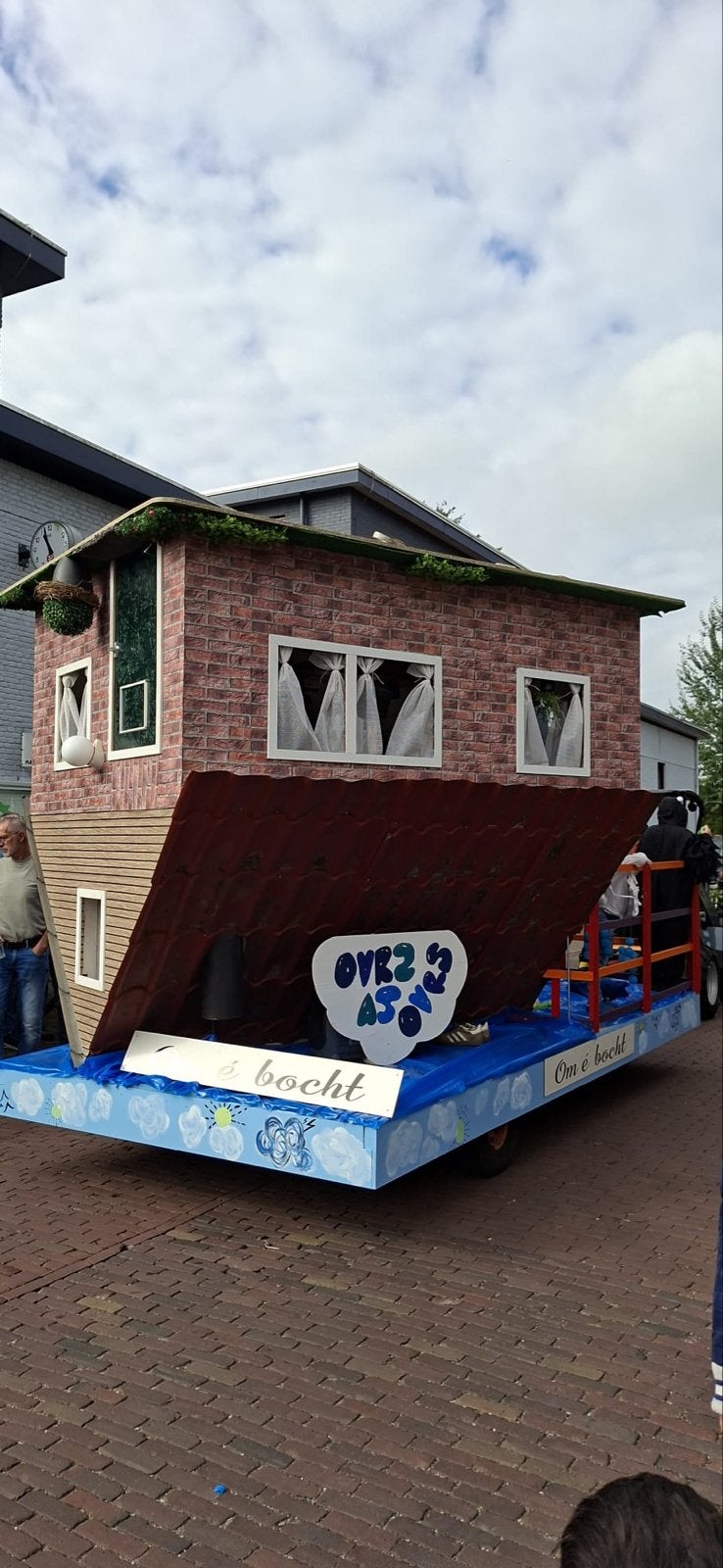 Unieke Omgekeerde Huis Carnavalswagen gaat niet om de wagen, Ophalen of Verzenden
