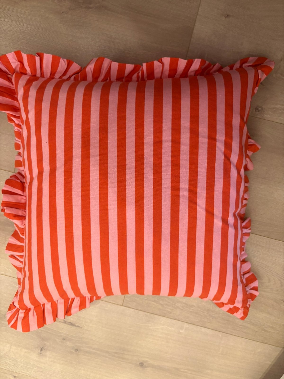 Nieuw Zara Home kussen met vulling - roze/rood gestreept, Huis en Inrichting, Overige merken, Inclusief binnenkussen, Vierkant