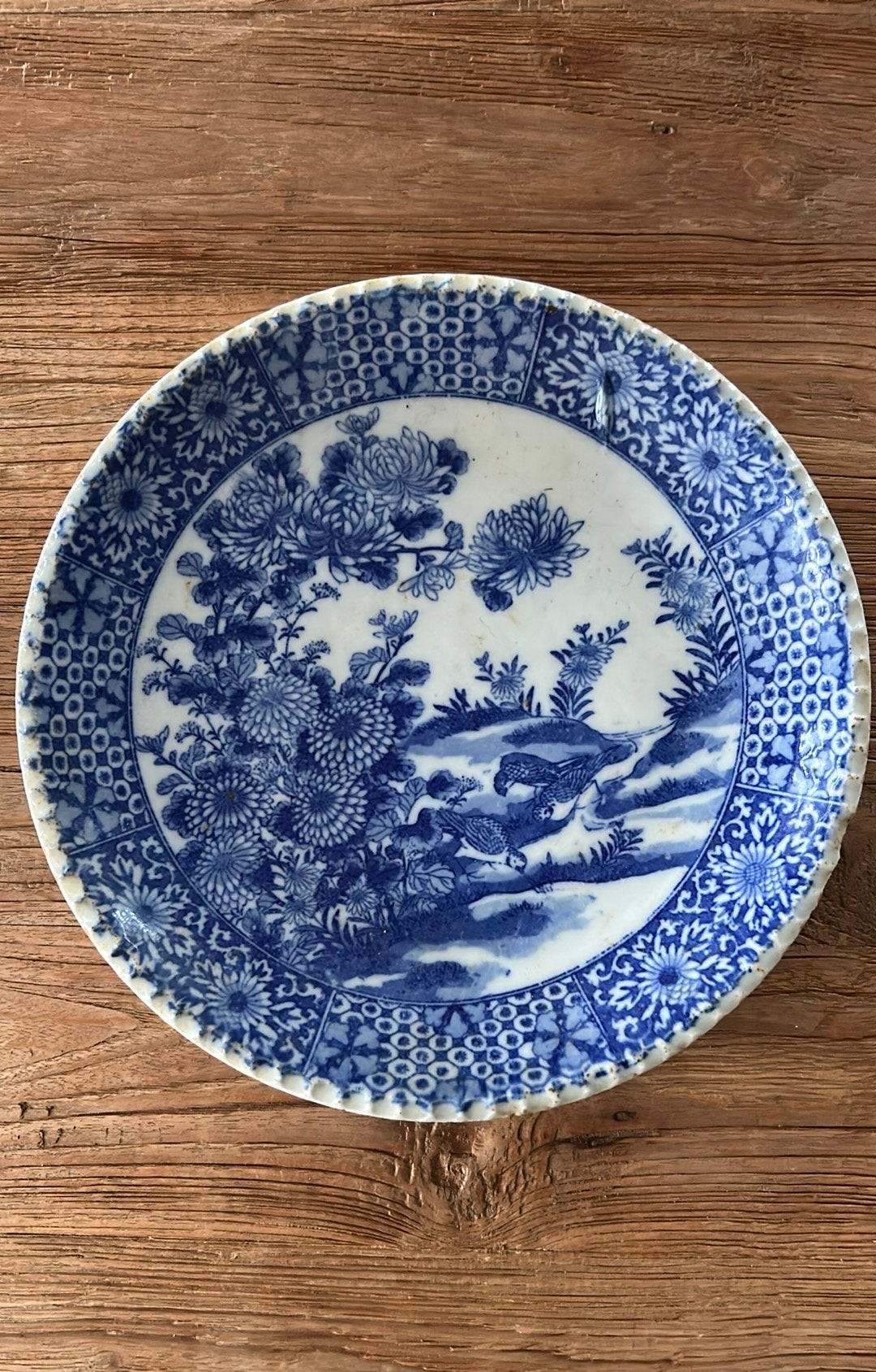 Antiek blauw-wit porseleinen bord met geschulpte bloemenrand, Ophalen of Verzenden