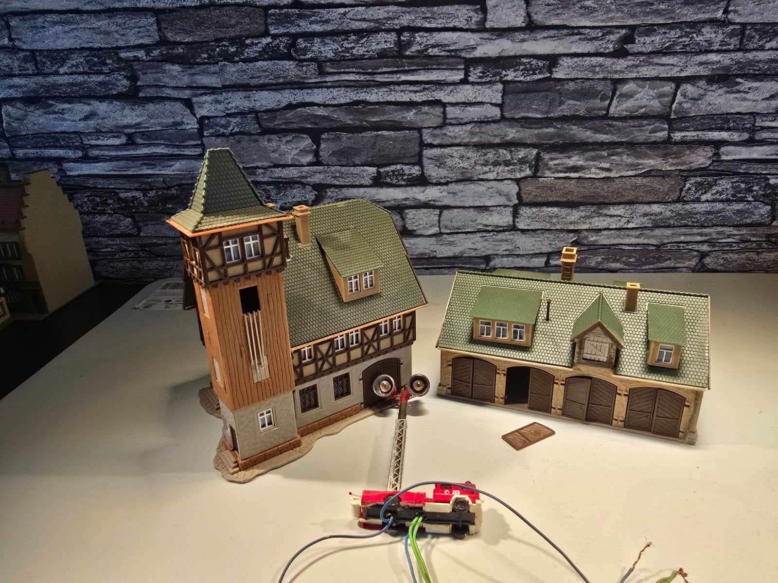 brandweerkazerne met auto N spoor trein 1:160, Hobby en Vrije tijd, Overige merken, Gebruikt, Gelijkstroom of Wisselstroom, Brug, Tunnel of Gebouw