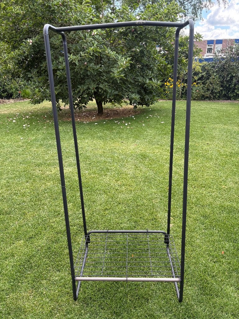 Nieuw zwart kledingrek met een dubbele stang en schoenenrek, Ophalen, Nieuw