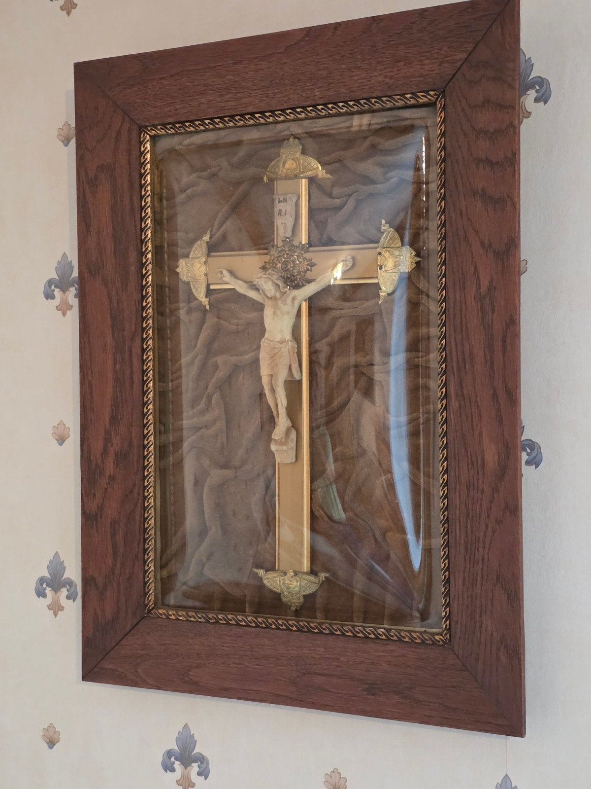 Antiek Kruisbeeld in Lijst  met bol glas - Religieuze Kunst, Antiek en Kunst, Ophalen of Verzenden