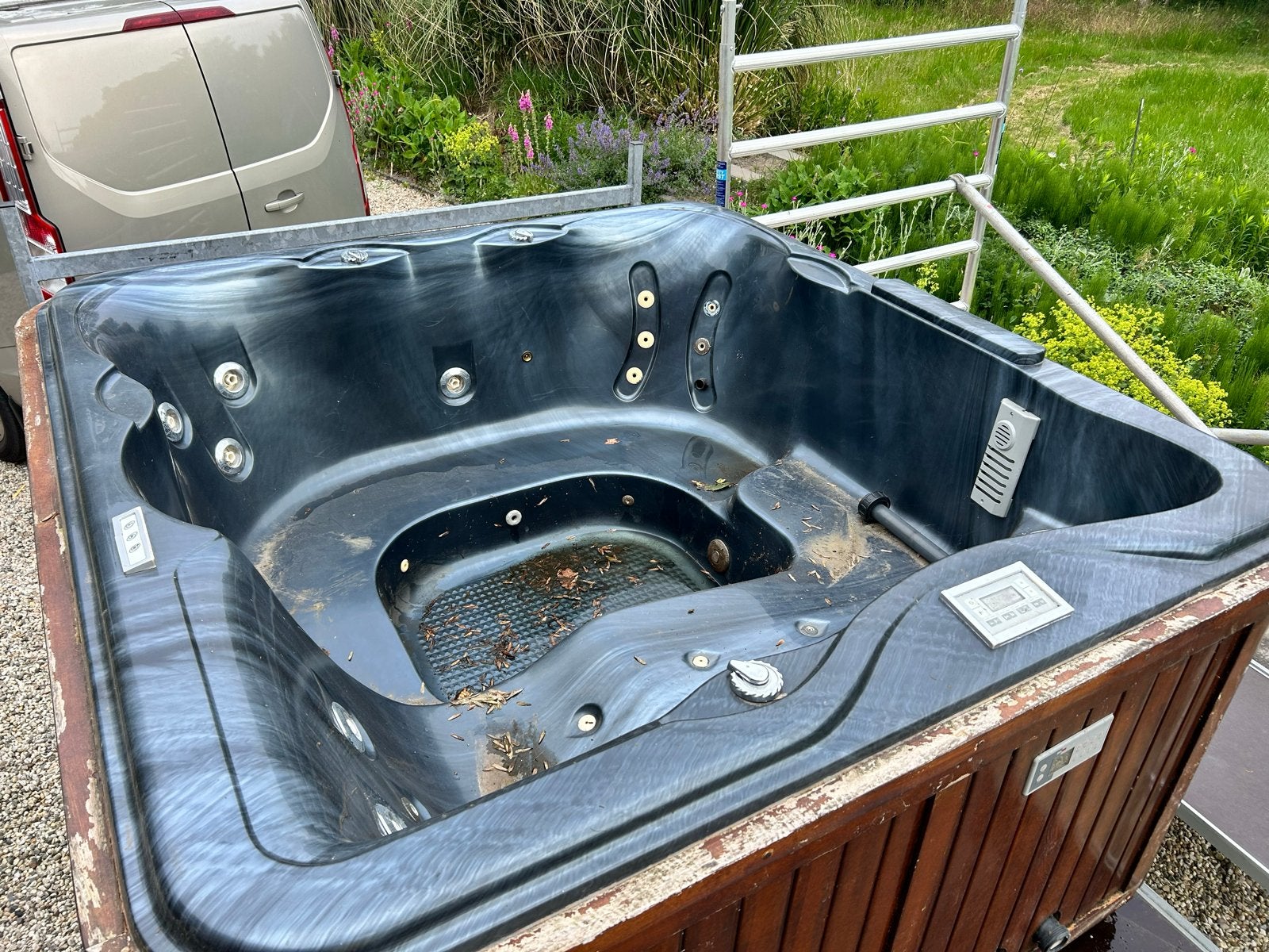 Jacuzzi 4 persoons met pop-up tv & audio, Ophalen of Verzenden, Gebruikt, Vast