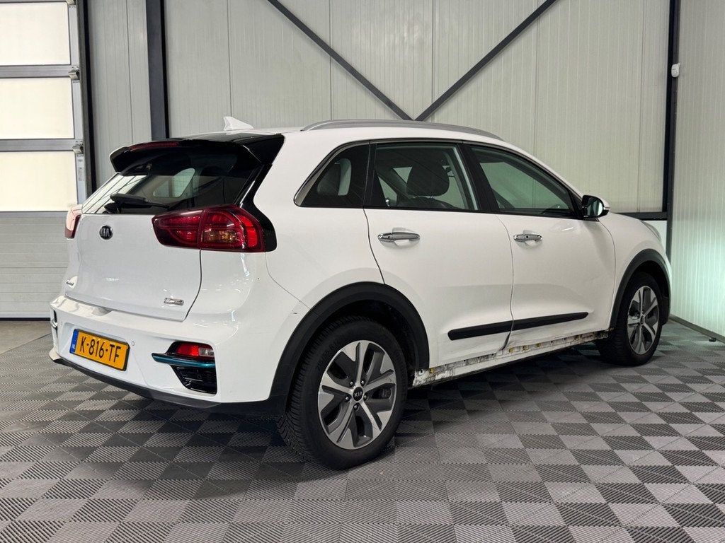 Kia e-Niro DynamicLine 64kWh 3-Fase SoH 87% | Navi | Camera, Auto's, Automaat, Gebruikt, 1712 kg, Wit