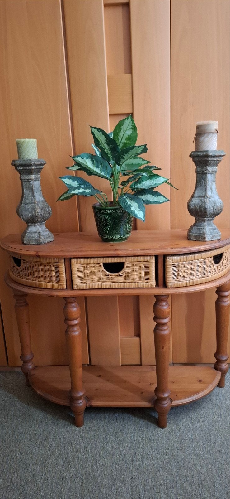 Sfeervolle grenen side table met 3 rieten mandjes, Huis en Inrichting, Tafels | Sidetables, Ophalen, 50 tot 100 cm, Grenenhout