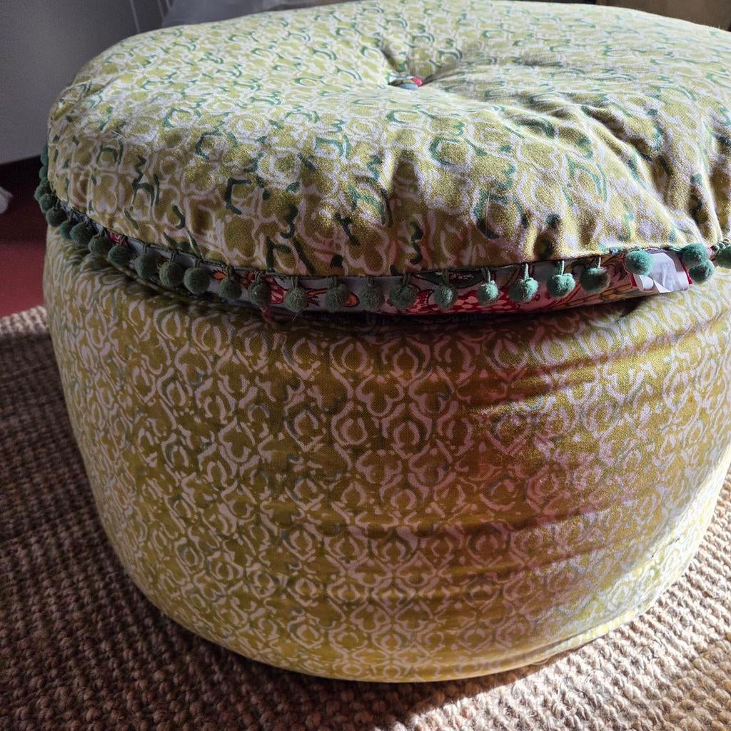 Te koop nog een mooie kleurrijke marokaanse poef., Ophalen of Verzenden, Zo goed als nieuw, 50 tot 75 cm, 50 tot 75 cm