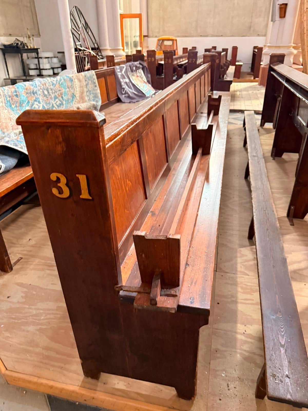 Oude kerkbanken te koop, Ophalen