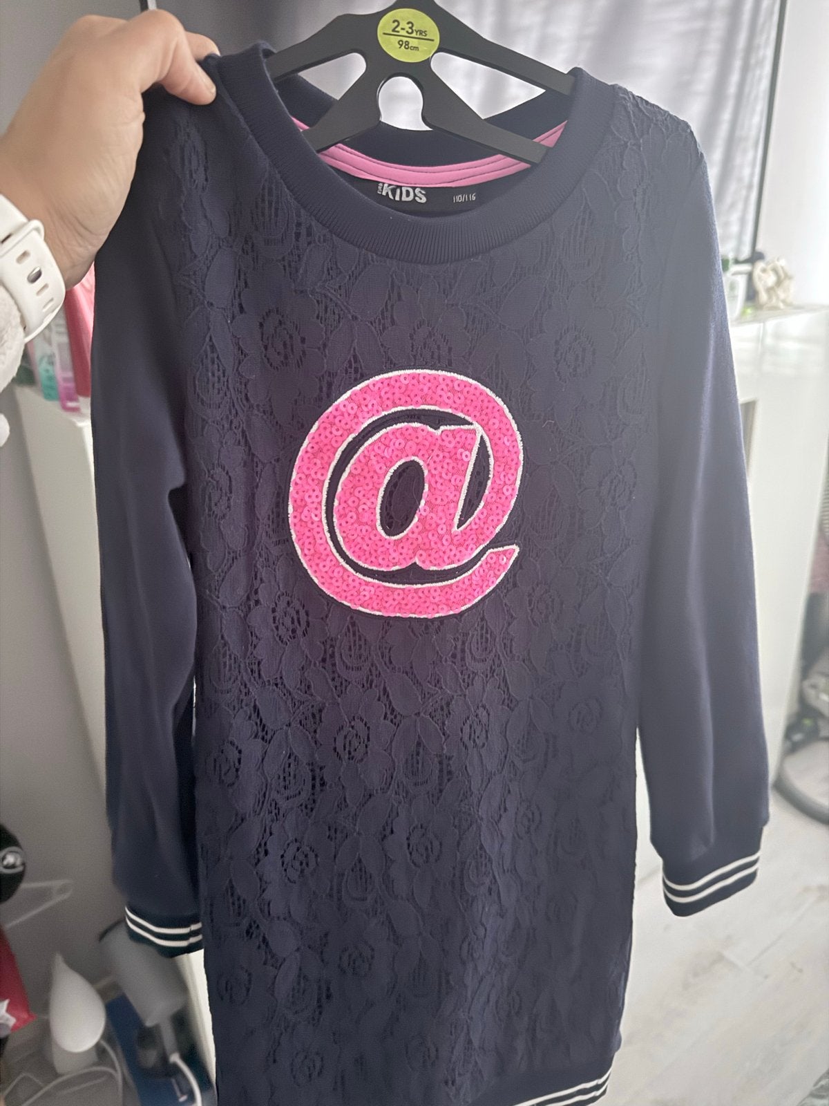 Donkerblauwe jurk met roze @-teken voor meisjes, Kinderen en Baby's, Ophalen of Verzenden, Zo goed als nieuw, Meisje, Jurk of Rok