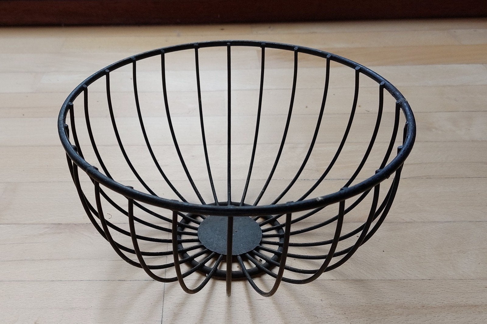 Zwarte metalen vintage fruitschaal / decoratieve schaal, Huis en Inrichting, Gebruikt, Schaal, Rond, Ophalen of Verzenden
