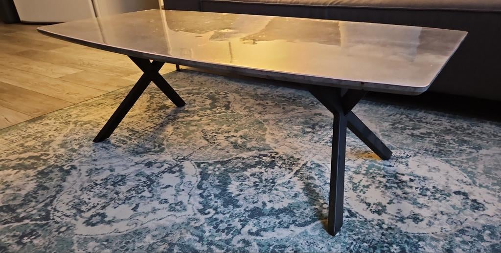 Salontafel grijs betonlook met zwart kruisonderstel, Huis en Inrichting, Tafels | Salontafels, Ophalen, Gebruikt, 100 tot 150 cm
