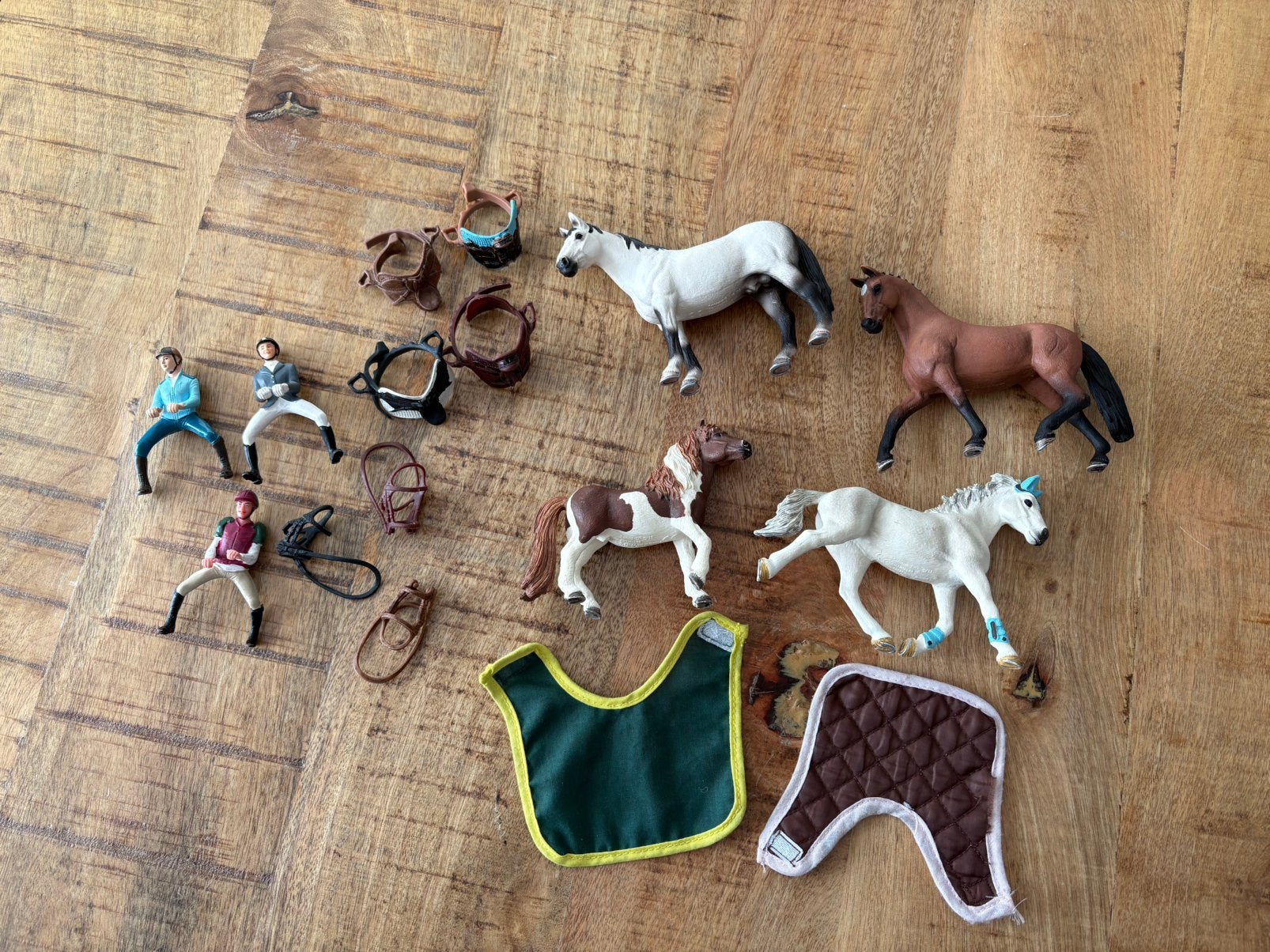 Schleich paarden met ruiters en accessoires, Ophalen of Verzenden, Zo goed als nieuw