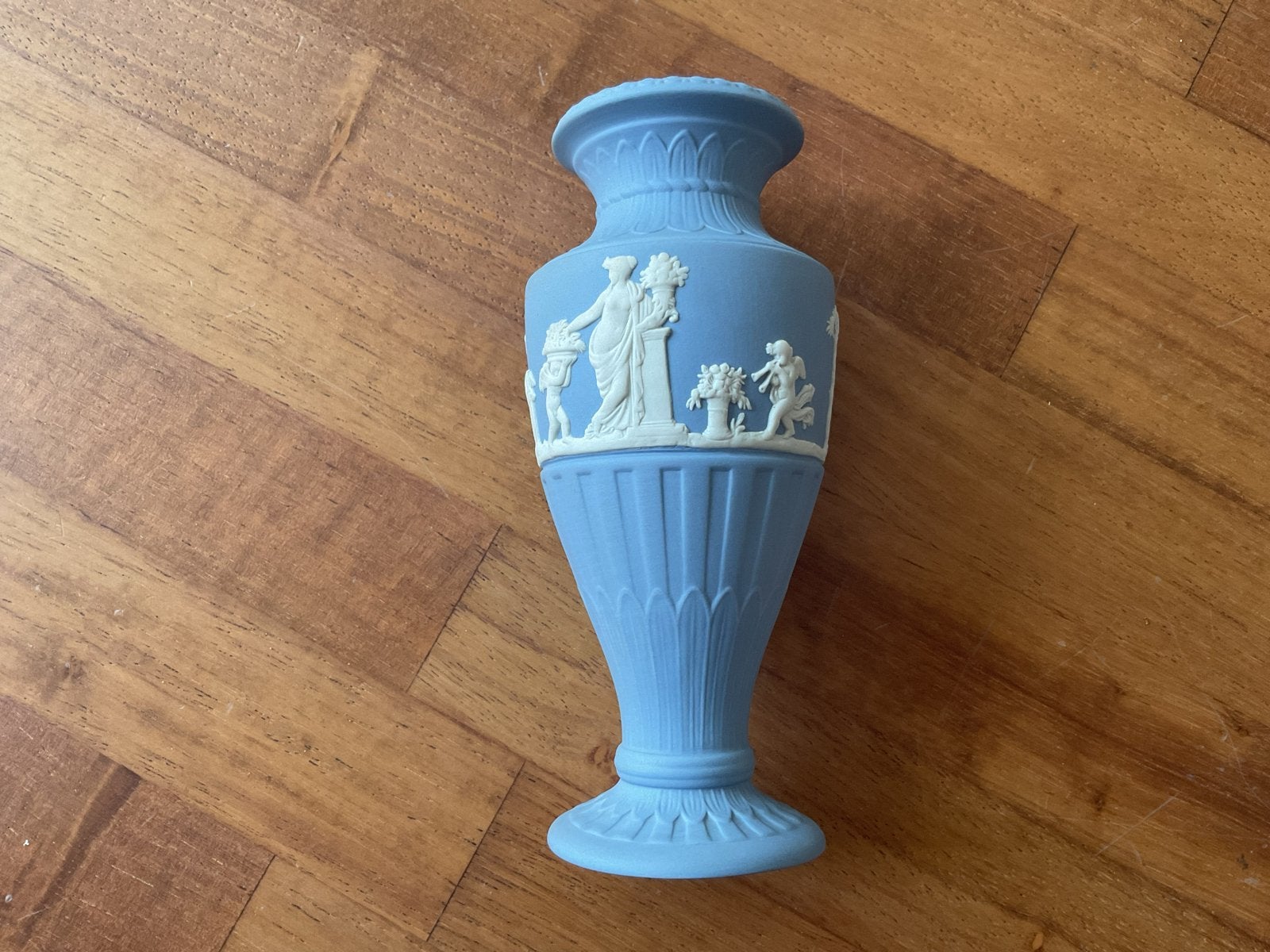 Wedgwood Jasperware vaas - Blauw met klassieke reliëfs, Antiek en Kunst, Ophalen of Verzenden