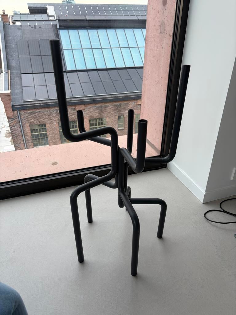 Moderne Zwarte Kandelaar - Frederik Roijé - walk of Flame, Antiek en Kunst, Antiek | Kandelaars, Ophalen, Overige materialen