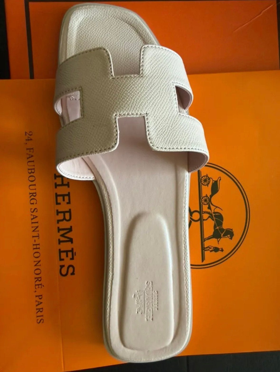 Nieuwe slippers witte oran Hermes full white, Kleding | Dames, Schoenen, Ophalen of Verzenden, Nieuw, Wit, Slippers