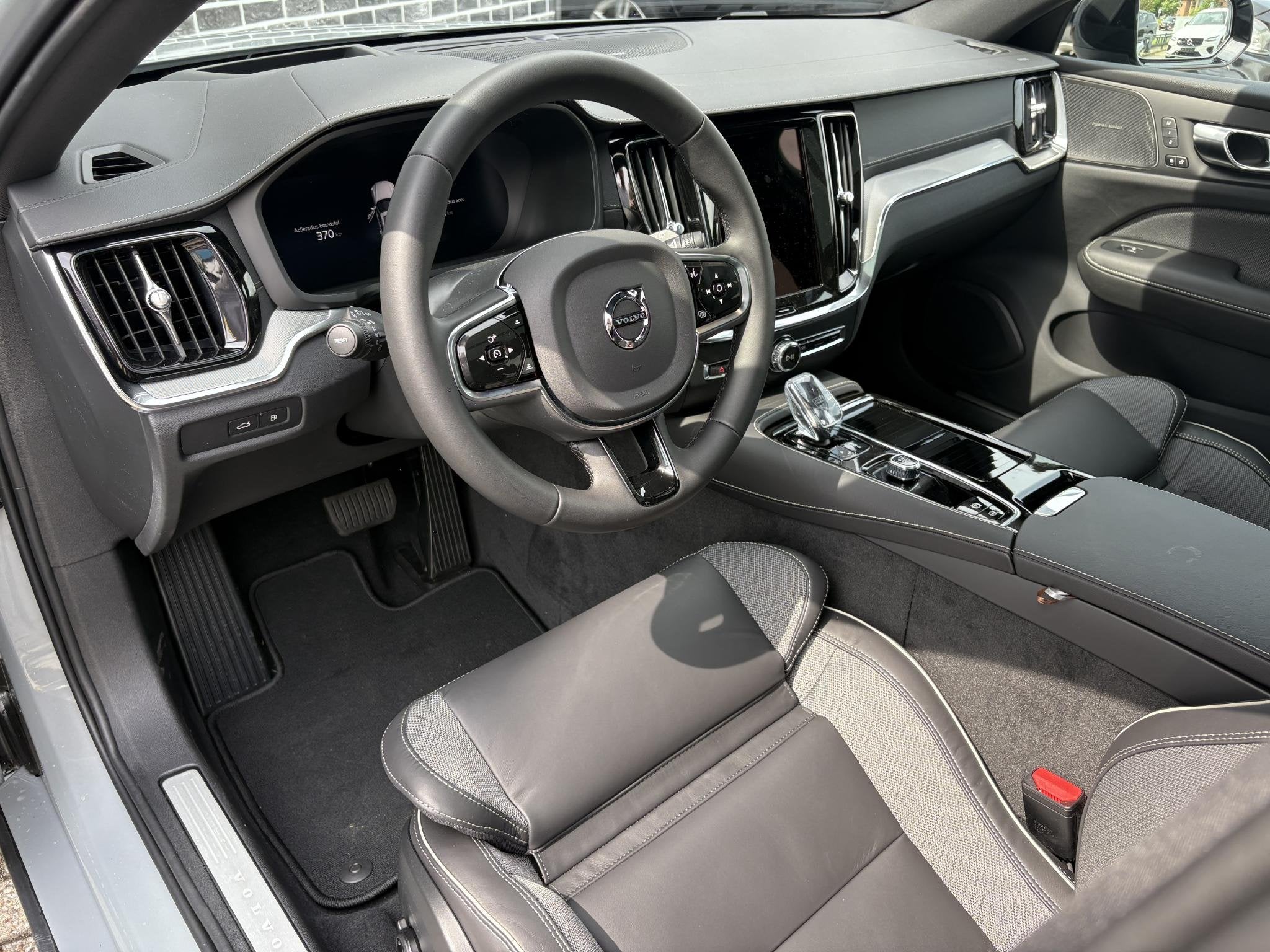 Volvo V60 2.0 T6 Plug-in hybrid AWD Ultra Dark | Google | Lo, Auto's, Volvo, Automaat, 12 maanden, Stof, Blauw