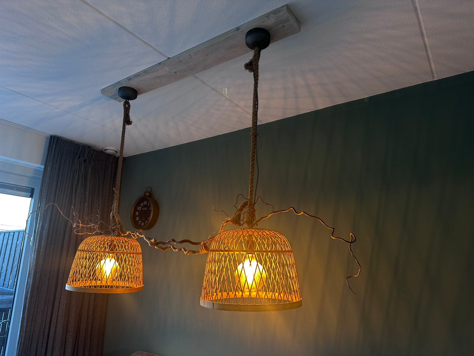 Foto 4 van 2 grote hanglampen rotan