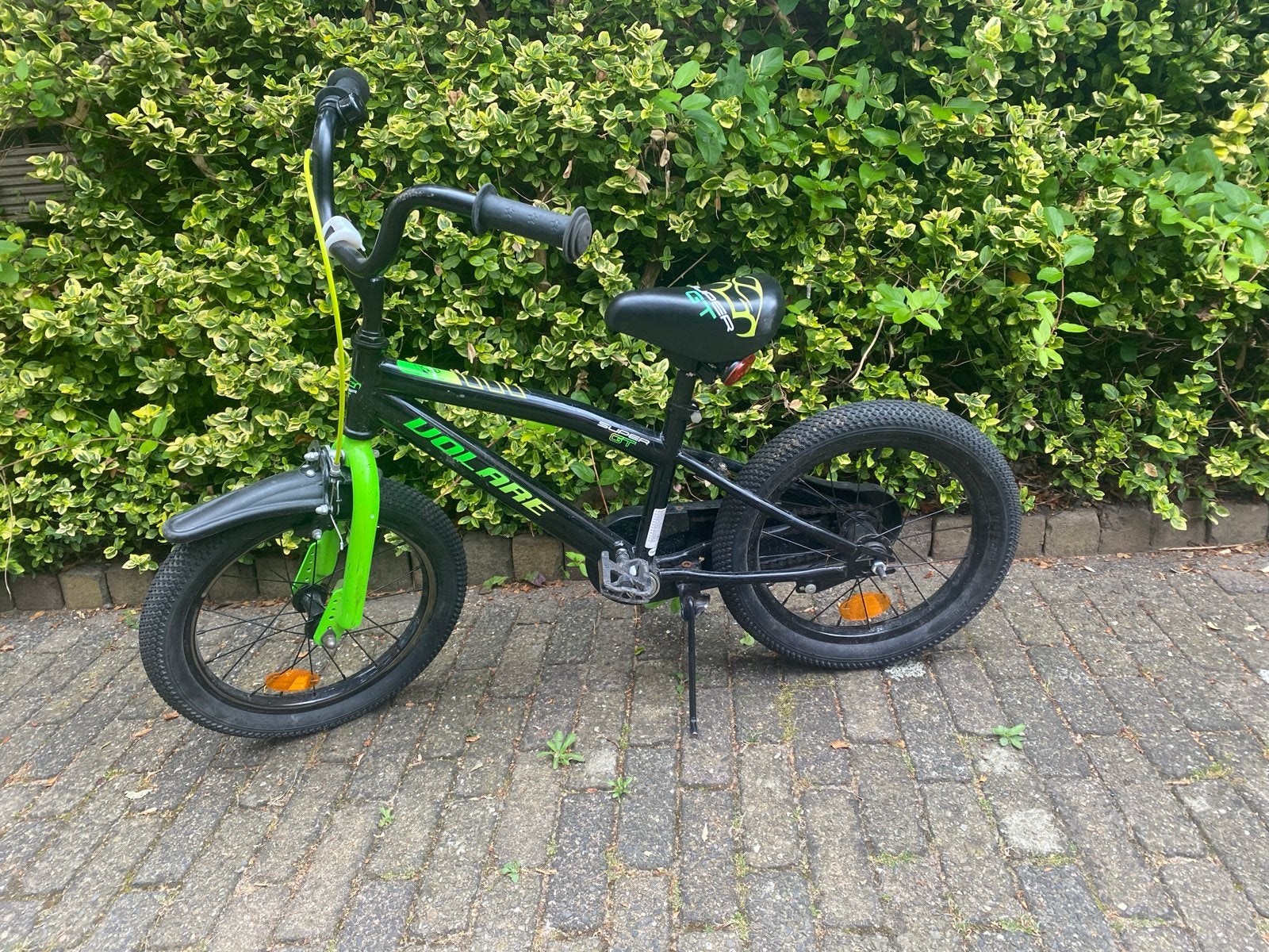 Volare jongensfiets 16 inch in goede staat (met zijwieltjes), Ophalen, Terugtraprem, Zijwieltjes, 16 tot 20 inch