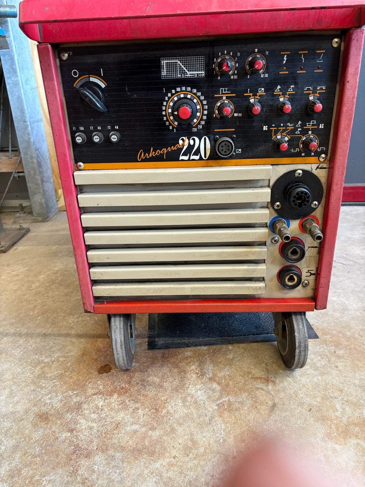 Arkoquad 220 AC/DC Watergekoelde Lasmachine TIG, Ophalen, Zo goed als nieuw, 150 tot 250 ampère, Tig